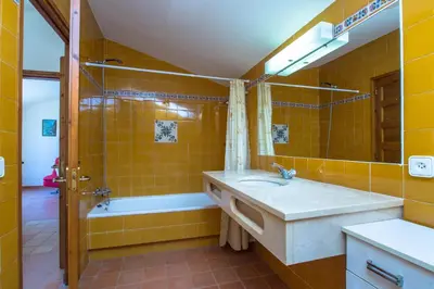 Un baño de B-44 BEGUR 6PaX