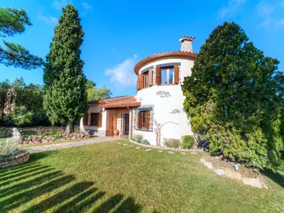 Jardín al aire libre en Holiday Home Hercaris-2 by Interhome