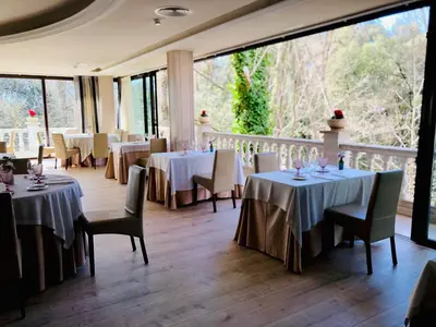Un restaurante o sitio para comer en CAN MARLET MONTSENY Hotel Boutique