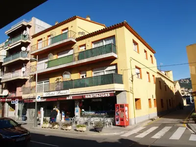 Edificio en el que se encuentra el hostal o pensión