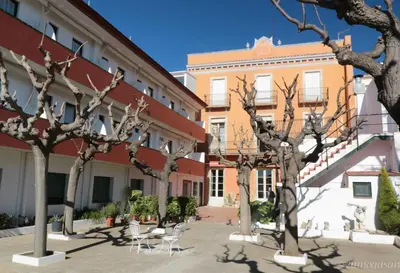 Edificio en el que se encuentra el hostal o pensión