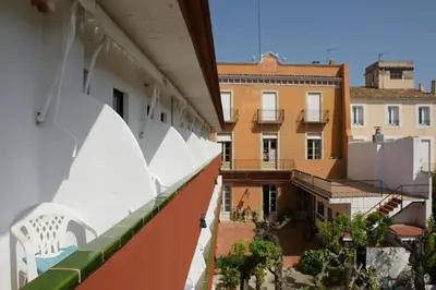 Edificio en el que se encuentra el hostal o pensión