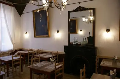 Un restaurante o sitio para comer en Hostal Plaja i Pati de Can Plaja