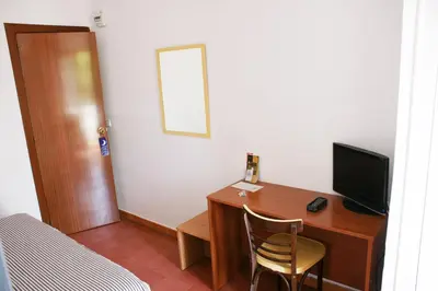 Una televisión o centro de entretenimiento en Hostal Plaja i Pati de Can Plaja