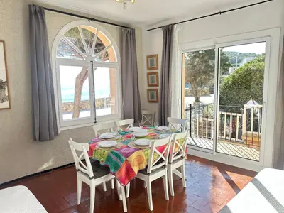 Un balcón o terraza de Apartamento con jardín a 11 metros de la playa. B1.