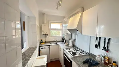 Una cocina o zona de cocina en Apartamento con jardín a 11 metros de la playa. B1.