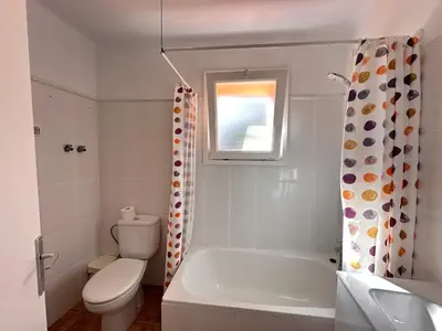 Un baño de Apartamento con jardín a 11 metros de la playa. B1.