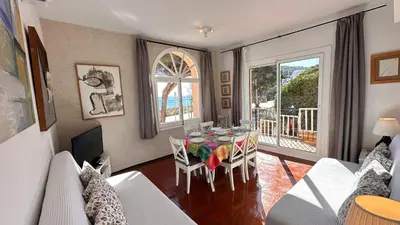 Zona de estar de Apartamento con jardín a 11 metros de la playa. B1.