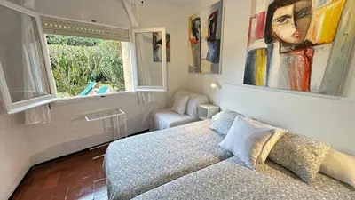 Cama o camas de una habitación en Apartamento con jardín a 11 metros de la playa. B1.