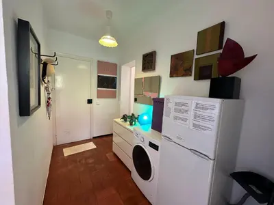 Una cocina o zona de cocina en Apartamento con jardín a 11 metros de la playa. B1.