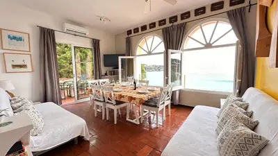 Zona de estar de Apartamento con jardín a 11 metros de la playa. SE.