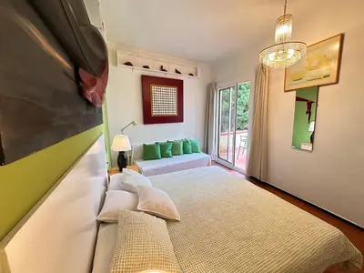 Cama o camas de una habitación en Apartamento con jardín a 11 metros de la playa. SE.