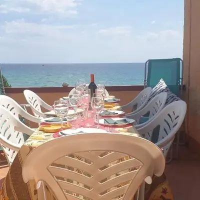 Apartamento con jardín a 11 metros de la playa. SE.