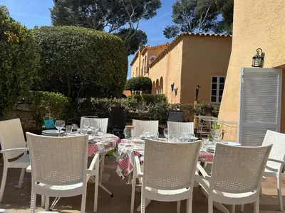 Un patio o zona al aire libre en Casa con jardín a 25 metros de la playa. LA T.