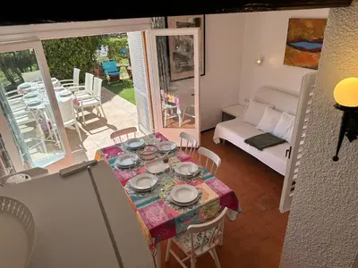 Zona de estar de Casa con jardín a 25 metros de la playa. LA T.