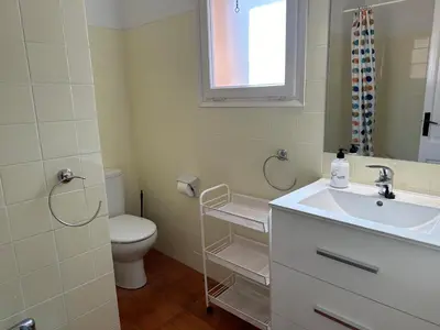 Un baño de Casa con jardín a 25 metros de la playa. LA T.
