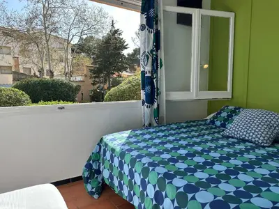 Cama o camas de una habitación en Casa con jardín a 25 metros de la playa. LA T.
