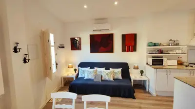 Una cocina o zona de cocina en Casa con jardín a 30 metros de la playa. VL.