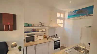 Una cocina o zona de cocina en Casa con jardín a 30 metros de la playa. VL.