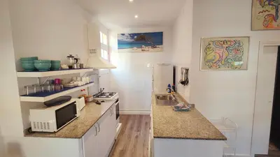 Una cocina o zona de cocina en Casa con jardín a 30 metros de la playa. VL.