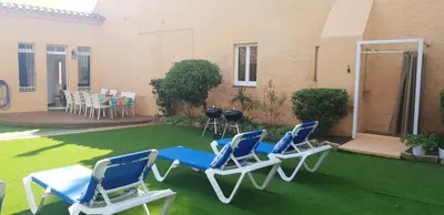 Plano de Casa con jardín a 30 metros de la playa. VC.