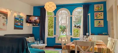 Zona de estar de Casa con jardín a 30 metros de la playa. VC.