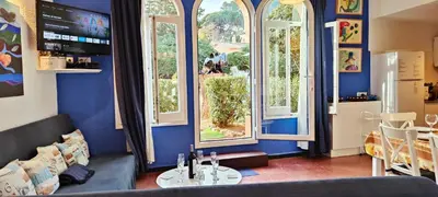 Zona de estar de Casa con jardín a 30 metros de la playa. VC.