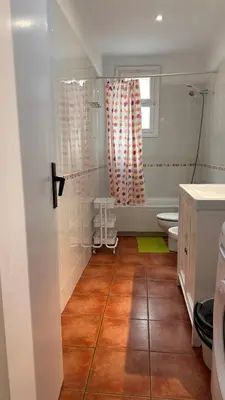 Un baño de Apartamento con jardín a 11 metros de la playa. B3.