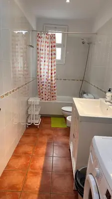 Un baño de Apartamento con jardín a 11 metros de la playa. B3.