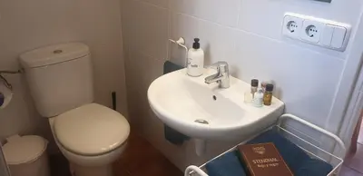 Un baño de Casa con jardín a 30 metros de la playa. AT.