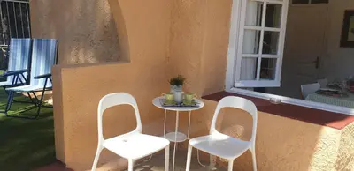 Zona de estar de Casa con jardín a 30 metros de la playa. AT.