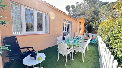 Jardín al aire libre en Casa con jardín a 40 metros de la playa. VR.