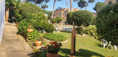 Jardín al aire libre en Casa con jardín a 40 metros de la playa. VR.