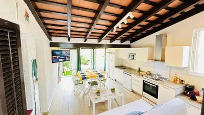 Una cocina o zona de cocina en CASA CON JARDÍN A 35 METROS DE LA PLAYA. BR.
