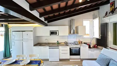 Una cocina o zona de cocina en CASA CON JARDÍN A 35 METROS DE LA PLAYA. BR.
