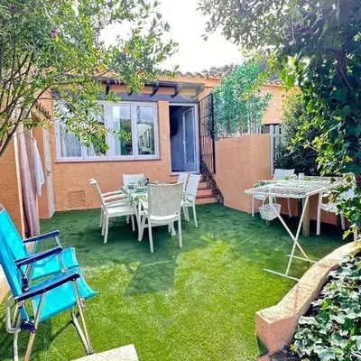 CASA CON JARDÍN A 35 METROS DE LA PLAYA. BR.