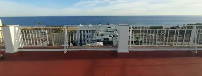 Un balcón o terraza de terraza al mar