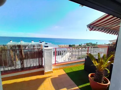 Un balcón o terraza de terraza al mar