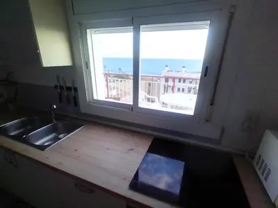 Una cocina o zona de cocina en terraza al mar