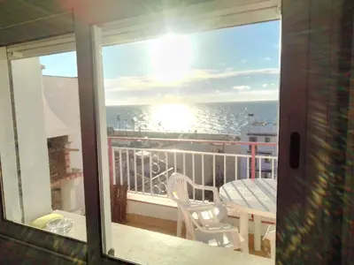 Un balcón o terraza de terraza al mar