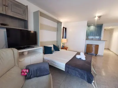 Una televisión o centro de entretenimiento en Villascosette apartamento elypalace 3 6