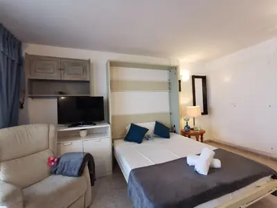 Una televisión o centro de entretenimiento en Villascosette apartamento elypalace 3 6
