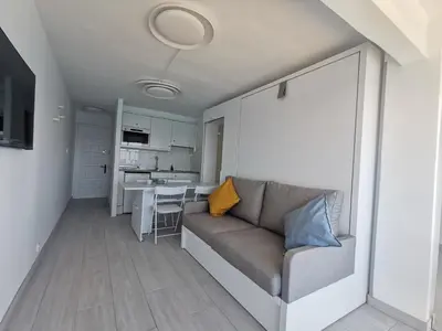 Una televisión o centro de entretenimiento en VILLAS COSETTE - Apartamento Beach Palace cb10