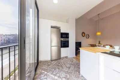 Una cocina o zona de cocina en Bravissimo Riu Onyar, modern 3 bedroom apartment
