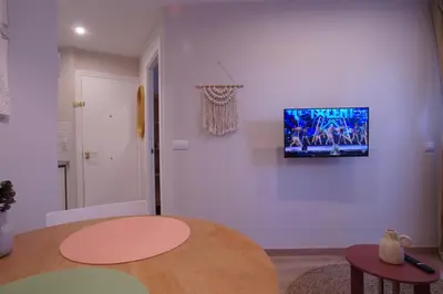 Una televisión o centro de entretenimiento en Budget Beach Studio 14