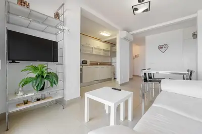 Una televisión o centro de entretenimiento en Hauzify I Apartament Cannes