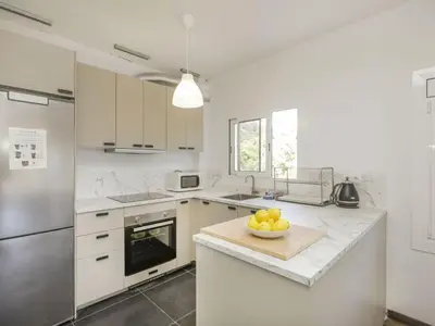 Una cocina o zona de cocina en Apartment Seaview Salions by Interhome