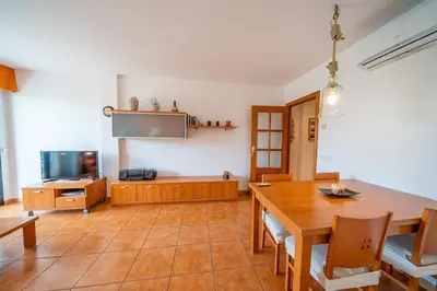 Una televisión o centro de entretenimiento en HomeHolidaysRentals Adara