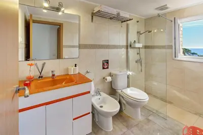 Un baño de APARTAMENT PAU CASALS, 2 min walk from the sea & sea view