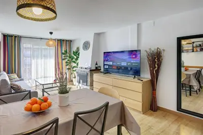 Una televisión o centro de entretenimiento en APARTAMENT PAU CASALS, 2 min walk from the sea & sea view